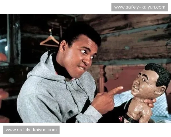 世纪之战：肯诺顿的坚韧传奇与阿里不朽的拳坛荣耀